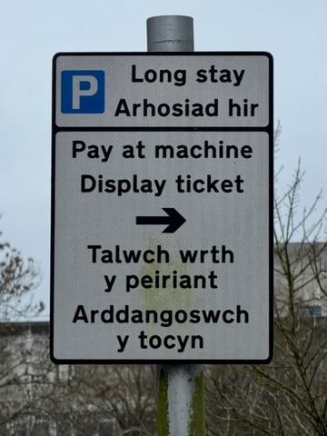 A bilingual parking sign in Cardiff.